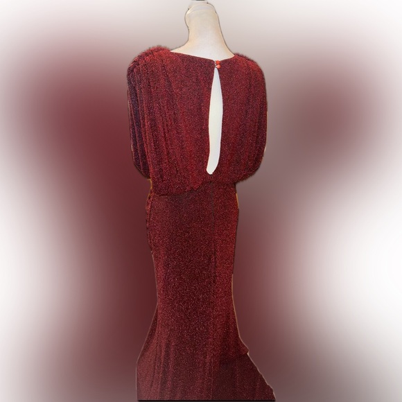 Red glistening evening gown (40) - Picture 4 of 13